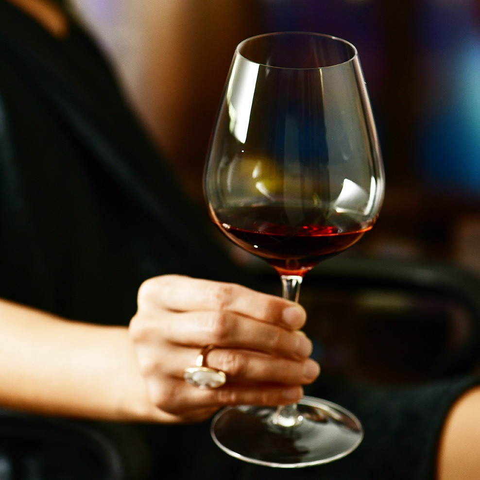 Jak poprawnie trzymać kieliszek do wina - blog Krosno Glass S.A.